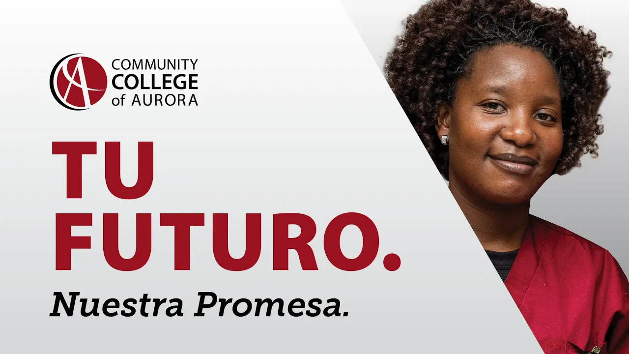 Logotipo del Community College of Aurora sobre un fondo gris con el texto “TU FUTURO. Nuestra Promesa.” en letras rojas y negras en negrita. A la derecha, una estudiante con un uniforme rojo sonríe a la cámara.